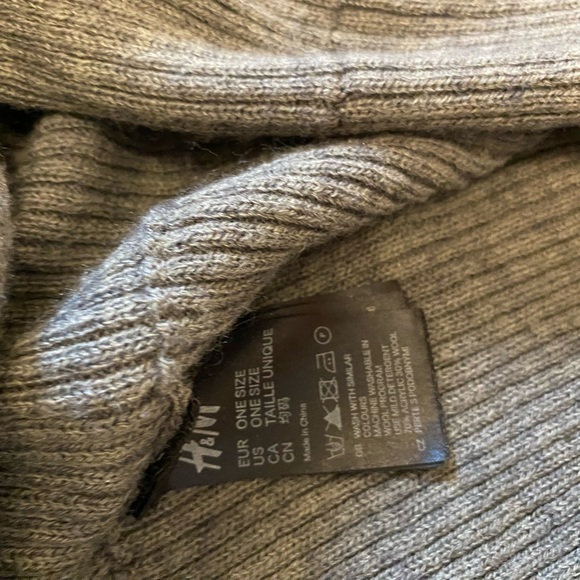 H&M Infinity Gray Scarf 🧣 Soft, Stretchable, and Warm in Ribbed Patterns🧣 - Picture 4 of 11
